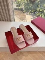 G678所见即所得Valentino华伦天奴经典2025春夏Vlogo Signature金属扣拖鞋凉鞋 鞋型线条流畅.版型超赞上脚舒适.增高.显瘦.拉长腿部线