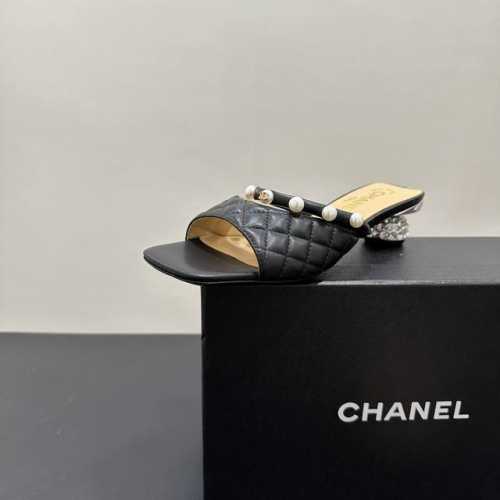 390 chanel香奈儿珍珠装饰凉拖鞋，时尚界经典之作。菱格纹鞋面，承袭品牌优雅精髓，珍珠点缀，精致又浪漫，瞬间提升穿搭格调。镶钻跟粗跟设计，兼具美观与舒适，