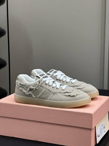 出厂 。Miumiu 德训鞋 Miu24C New Arrival～好看惨喽 经典鞋型 自带流量的，帆布做毛边处理，随性慵懒又不乏高级感，绝绝子 顶级精品35