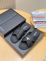 Prada家最新拖鞋官网同步这款拖鞋以品牌独特的标志性Saffiano牛皮打造，品牌徽标跃于双饰带，品牌格调一览无余。牛皮和真皮大底赋予男性优雅魅力与功能性设计