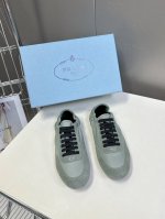 男装10 Prada 普拉达春夏秀款薄底德训鞋 25ss秀款出境率最高的单品 鞋面麂皮有肌理感，内里羊皮包裹，软软糯糯的 鞋垫加厚小羊皮，踩上去无比舒适，有支撑