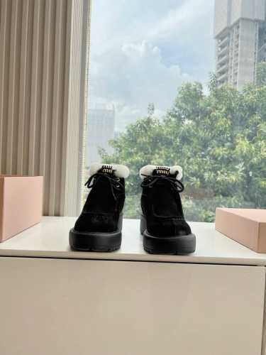 G027顶级版独家首发miumiu*缪缪厚底 年新款英伦风系带乐福鞋雪地靴棉鞋 怎么穿都好看今夏时髦精最爱 看起来不怎么舒服 上脚超级舒服 超级重工 每一双都是