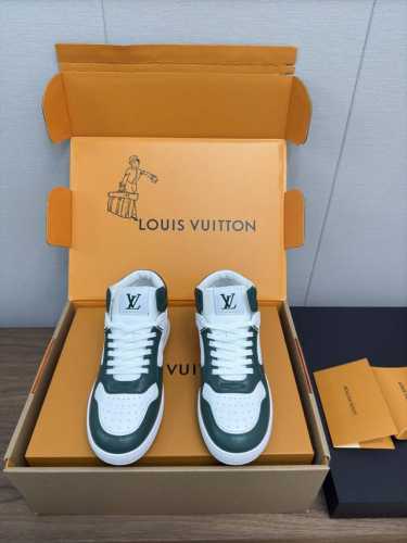 lv路易威登驴牌 休闲 小白鞋 高帮运动鞋 原版购入开发 做货 本款 运动鞋取材柔软牛皮革，以明快 Monogram 饰边吹拂清新夏日气息。加厚凸纹橡胶外底浮现