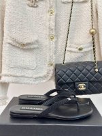 厂价 CHANEL THONGS是24P春夏秀场夹脚人字拖夏天的人字拖莫名让人感到自由带上镶嵌了双C水晶标志 太精致了也太好看了吧 上脚超秀气显白！鞋面采用原版