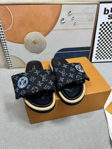 情侣款 Louis Vuitton 顶级版本最新走秀款平底拖鞋 香港原版购入一比一开模 本款sienna百搭为拉菲草刺绣lv字母和monogram花卉，与进口羊