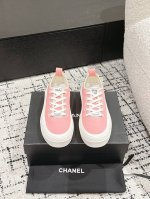 Chanel香奈儿 25 隐藏中古款帆布鞋Vintage感满满，中古复刻get啦～帆布鞋适配春夏，黑白拼接就很Chanel。配合袜子就很复古学院的感觉。鞋面：帆