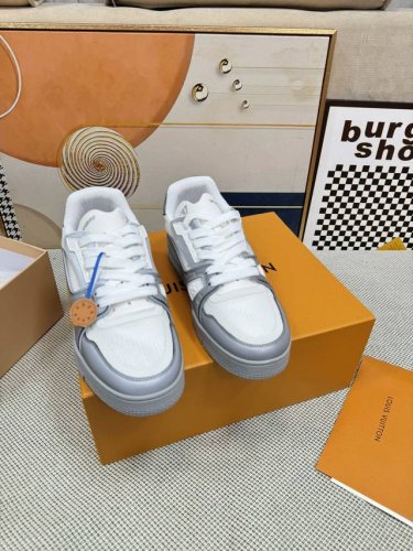 Lv-Trainer路易-威登 Pk市场一切版本 情侣款 走秀新款 篮球板鞋 代购品质 原版1：1开发复刻！！上脚非常舒适 做工精细 鞋面由意大利进口小牛皮拼接