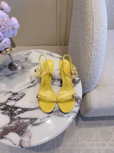 出厂价 Christian Loubouti* 新款红底高跟凉鞋 流畅的曲线勾勒曼妙风情 尽显性感风姿 万年经典款 鞋面牛皮 原版开模钻扣 内里垫脚羊皮 原版进