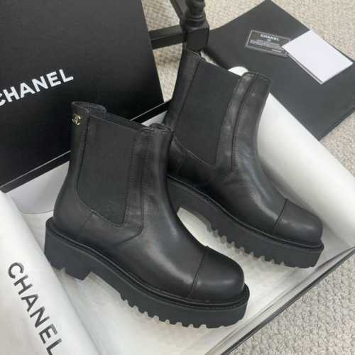 代购级 Chanel 香奈儿 24Ss 小香秋冬新款靴 真的是帅气时尚的代表 靴筒五金字母点缀 低调不失奢华！简约时尚个性又大气！ 自然流畅的美感，有种惊艳了时