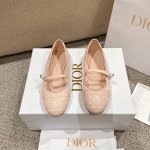 代购级别！迪奥 Dior 芭蕾鞋以 Dior 的高订美学，重新演绎经典风格。采用经典彩色皮革精心制作，饰以藤格纹图案，鞋面饰以精美的罗缎蝴蝶结，点缀以灵感源自经