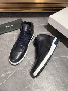 高版本升级，最强手工感擦色运动鞋系列，Patina古法染色技艺，从匠人手作石台中汲取灵感创造出富有新意的光泽。染色工艺焕新升级，将经典传承出创新理念融为一体。水