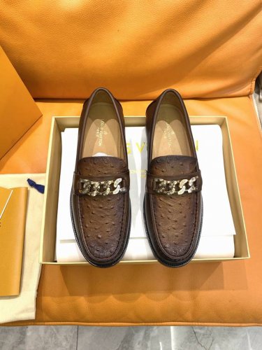 L家新品 Loui* 乐福鞋皮鞋 官方售价 Rmb,000 本款major乐福鞋正面选用monogram提花织物 拼接搭配皮革饰边 鞋面饰同色系皮革带 搭配金属