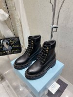 Prada普拉达 24 最新 厚底复古擦色马丁短靴 时尚厚底休闲机车马丁靴，独到味道，人人都爱也轻松驾驭 每年都会爆.还有就是百搭经典的鞋楦，足以征服你，穿上它