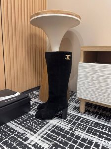 24Fw秋冬新款chanel小香双c骑士高跟长靴 时尚气息从每一个小细节中脱颖而出。一双时髦的长靴 独特不拖沓的大气版型 立马就能穿出秋冬氛围感。随意搭配都很独
