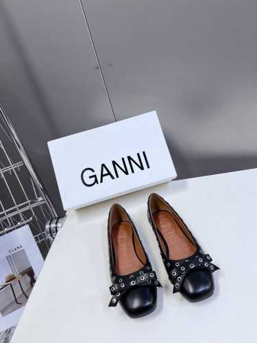 GANNI春夏走秀款单鞋 一年四季都可以穿的单鞋来了，一双封神的四季鞋 简约复古设计，关键是舒适百分逛街日常都可，绝不会成为鞋柜里的摆设， 酷女孩必备 超显腿细