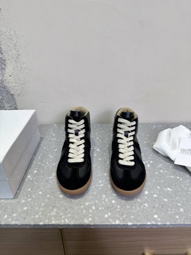男码+10 maison margiela 马吉拉 经典款 高帮 德训鞋马吉拉最最舒服的德训鞋子了！复古感满满！随便穿搭就可以很高级！鞋子很轻便！穿起来上脚超级