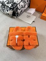 新配色herme*爱马仕二舅毛毛拖鞋 泰迪羊糕毛拖 秋冬款上脚超百搭暖底，无论居家还是出门逛街都可以 穿搭界的时髦精 面料：泰迪羊真皮毛 里料 垫脚：泰迪羊真皮