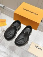 顶级版本： Lv 路易威登L家驴牌 Shark系列 洞洞 鲨鱼鞋 厚底 凉拖鞋 大货与原版一致偏大一码 原版购入开发 做货 Lv Shark 凉拖初次亮相于路易