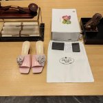 奶茶风系列 顶级包装配套最高版本 PRADA 2024普拉达春季 最新小低跟玫瑰花饰方头凉鞋。玫瑰花矮跟方头凉 春夏新品， 顶级版本 实力来袭！“原版超软牛漆皮