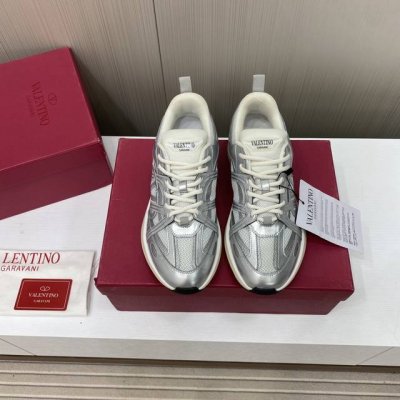 出厂价 顶级品质 杨洋、郑业成、王弘毅 演绎valentino全新easy Jog运动鞋 Valentino华伦天奴 新款采用高频焊接技术的vlogo签名细节，