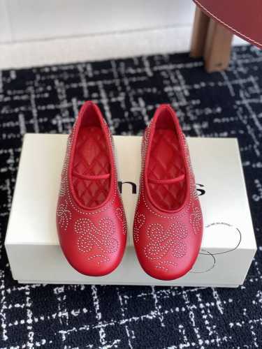 代购级 Orinous 25Ss玛丽珍 春夏可太美了 经典芭蕾鞋型与摩登金属钉珠相结合，让人过目不忘 慵懒时髦，春夏一起穿漂亮的鞋子吧 弄潮儿就是你自己，除了颜