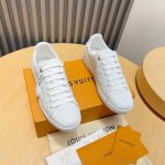 工厂 Louis *Uitto* 牛皮里 高端男士经典休闲运动鞋，选用头层小牛皮1比1品牌logo压花工艺打造，进口头层小牛皮内里高档舒适，原版大底轻盈耐磨！纯