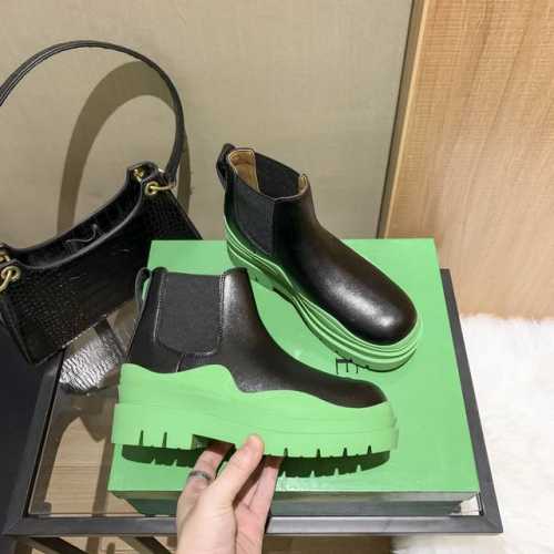 出厂： Bv彩色短靴你绝对想不到这款短靴在这个季节会那么火爆果冻色鞋底首发出货、真的好卖到你完全不相信、某宝一天销量300多双，强烈推荐实体店购入一双摆版 标准