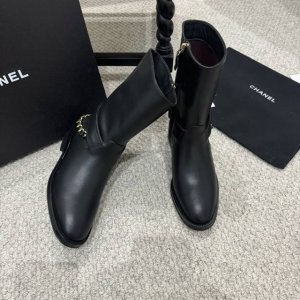 代购级 Chanel小香秋冬后链条骑士靴 抗拒不了小香靴的魅力，链条的设计太贵气了吧，显瘦效果都不用说，秋冬穿不仅百搭还贼有气质！帅气靴型，搭配链条和双c大lo