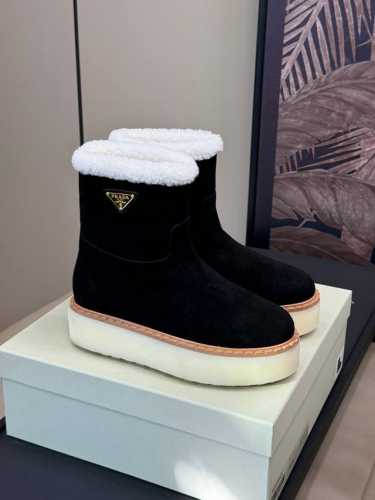 顶级版本出 Prada 普拉达24秋冬新款△三角标厚底靴 系带雪地靴 双色擦色牛绒真羊羔毛 真皮沿条 双色tpu大底 Size：35-39 40 41定做不退换