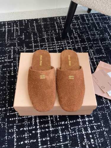 代购级 Miu Miu 24Ss 秋冬系列穆勒鞋拖鞋 包头小羊皮半拖zp开发 原版拆卸 对版拖鞋秒杀市面版本 Miu真的太少女啦 鞋面进口麂皮 鞋底：原版真皮鞋