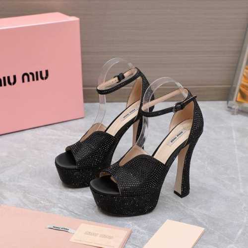 miu Miu Ss最新走秀时装真丝满钻高跟鞋 原版购入、细节对照原版！顶级品质！ 精确到1：1 轻奢而不累脚、上脚可随意搭配春夏的服饰、更加彰显质感和品味、简