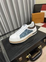 出厂价： 路易威登LV 新款男士休闲鞋最火爆的经典之做，鞋面采用意大利进口牛皮拼接品牌印花材料，舒适的内里+羊皮垫脚，时尚气息，独特品牌独特工艺。彰显了新一年度