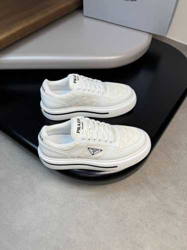 prada 普拉达 -高端品质 原单 -鞋面：漆面小牛皮、品牌图腾布匹、鞋身车缝品牌金属扣件 -内里：品牌帆布，垫脚；水染牛皮 -大底：超轻tpu 发泡; 成型