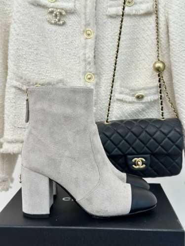 Chanel｜小香秋冬经典款弹力靴 全网最好穿的一款靴子 脚感很舒适 皮质超级柔软 尤其颜色主打秋冬它的出现就是焦点， 秋冬衣橱中任意场合都适用百搭单品！ 鞋面