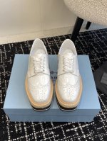 代购级 Prada普拉达 24Ss 秋冬最新厚底 系带冲孔 布洛克 松糕鞋 原版购入开发 从1980年代的篮球鞋汲取灵感，运动风设计搭配精致细节 采用穿孔皮革打