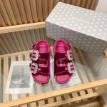 Birkenstock X Manolo Blahnik 联名款，法国巴黎birkenstock 与传奇鞋履设计大师 Manolo Blahnik 推出联名系列