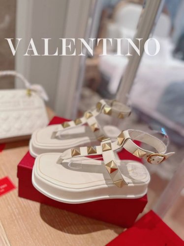 Valentino.华天伦奴专柜最新春款系列V家火铆爆钉金属元素厚底凉鞋. 上脚大气奢华艳丽. 细节完美. 精致耐看. 可任意配搭春夏秋美饰服丽. 面料:原版定