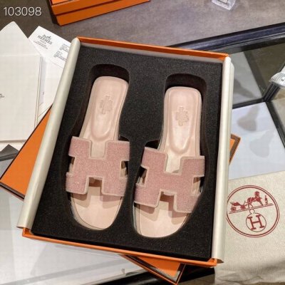 全新改版 Hermès 包装海绵升级，版型做工材料升级。 Hermes市场最高版本纯手工鞋 顶级产品爱马仕拖鞋 早春新款原版一样， 师傅级纯手工打造 ！高端定制