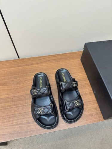 Chanel 2024ss小香沙滩凉鞋 顶级专柜品质 每年必入的经典款之一！最新出双C金属扣搭配设计 更加彰显和品味～所有材质都根据原版定制！购入正品开发。万能