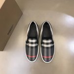 Burberr* 男士经典低帮运动鞋，以 Vintage 复古格纹棉与哑光小牛皮材质焕新演绎，装饰焕新的品牌徽标。头层羊皮内里，鞋跟饰有 Burberry 字母