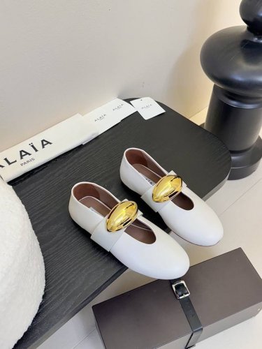 原版包装Alaia 经典芭蕾舞鞋新品以芭蕾的灵动意韵融于日常，以现代笔触刻画舞鞋经典轮廓！黑色钻饰皮质款芭蕾舞鞋，从经典日式鞋履汲取灵感，圆润五金点缀于鞋面，简