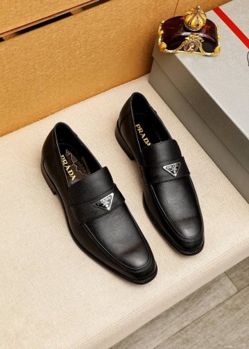 商品商标：Prada 普拉达 休闲皮鞋 正码码数: 38-44 45订制 商品材料：精选 进口头层十字纹牛皮鞋面+原版五金扣，进口水染牛皮内里。强烈立体视觉效果