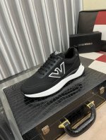 出厂价： 阿玛尼新款休闲运动鞋 时尚百搭， 版型简洁大气， 面料采用进口牛皮配原版布料，透气内里，原版耐磨橡胶大底，独家新款，实物拍摄，码数：38-442色可选