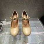 顶级品质高跟款 ～Chane*香奶奶24A早秋高级手工坊系列金币玛丽珍高跟单鞋 金币复古 Vintage设计～，干练又慵懒随性 妥妥的甜酷风！金属徽章元素显得十