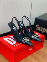 出厂价:360【Diesel】后空牛皮、牛仔布尖头高跟鞋。绝美Diesel高跟鞋，独家品牌辨识度的原版开模五金。流畅的线条，优雅版型，人手必备 材质：鞋面牛皮、