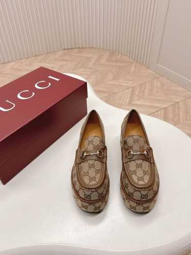 Gucci古驰 最新 双g 老花 厚底 坡跟 马衔扣乐福鞋 小皮鞋 原版购入开发 做货 品牌经典元素为这款精致的马衔扣乐福鞋注入隽永格调。光面皮革与浅金色调配件