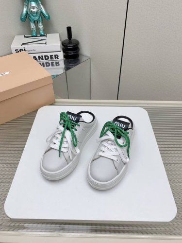 出厂 高版本 Miumiu 缪缪 24Ss 新款秋冬季 休闲鞋，美到心坎上啦！ 柔软的真皮材质，触感细腻，亲肤舒适。 独特的设计，时尚又百搭，无论是搭配牛仔裤还