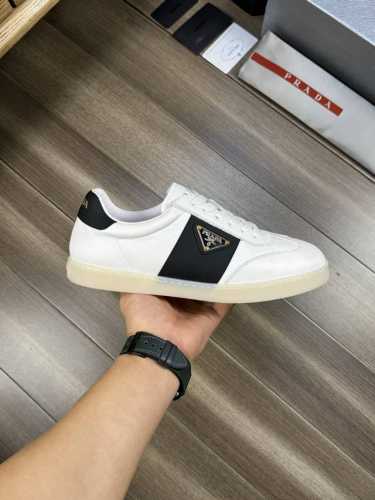 出厂价： Prada 普拉达 鞋面：全粒面纳帕小牛皮+品牌帆布布匹、 内里：水染牛皮 大底：超轻tpr橡胶; 成型大底 码数：38-44 45订做