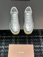 码数:35-40，出厂价格: Miu miu 缪缪2025新款休闲小白鞋，各大品牌中脱颖而出的四季鞋颜值担当火爆款脏脏鞋，不得不入的一款～做旧时尚，简约高级 随