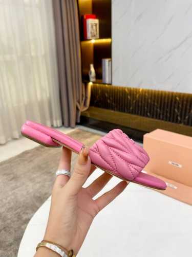 出厂 Miu Ss25 New Arrival～ Miu家夏真皮大底拖鞋顶级精品 皱皱的皮革处理工艺是Miu家的经典手法 凸显了小羊皮的天然质感~ 让视觉更精致